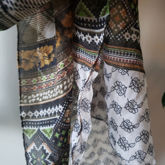 Patterned scarf - Picture 4 of 5